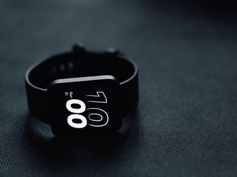 Fitbit ou Garmin : suivre activité et chutes chez seniors